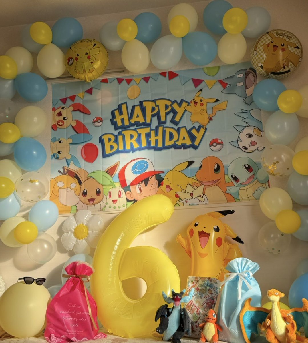 _SecretsDeFemme's tweet photo. 娘氏Happy Birthday🎂♡
今年はポケモンがいい！との事で2時間半かけて飾り付けました🎈
写真で見るとすごいコンパクトに見えるけど、タペストリーだけでも大人が両手広げたくらいの横幅あってバルーン膨らませるの大変だった、、これもまた思い出🤭❤︎
生まれて来てくれて本当にありがとう☺️💋 https://t.co/ebhk3OZ5Zz