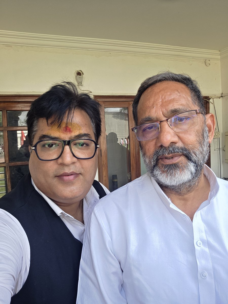 vivekkumar84's tweet image. आज पार्टी कार्यालय में राष्ट्रीय प्रवक्ता आदरणीय 
श्री Rajkumar Bhati जी से आशीर्वाद ग्रहित करने का सौभाग्य प्राप्त हुआ !
@rajkumarbhatisp
@samajwadiparty
🌹🌹🌹🌹
#follower 
#समाजवादी 
#समाजवादी_पार्टी 
#samajwadipartyofficial