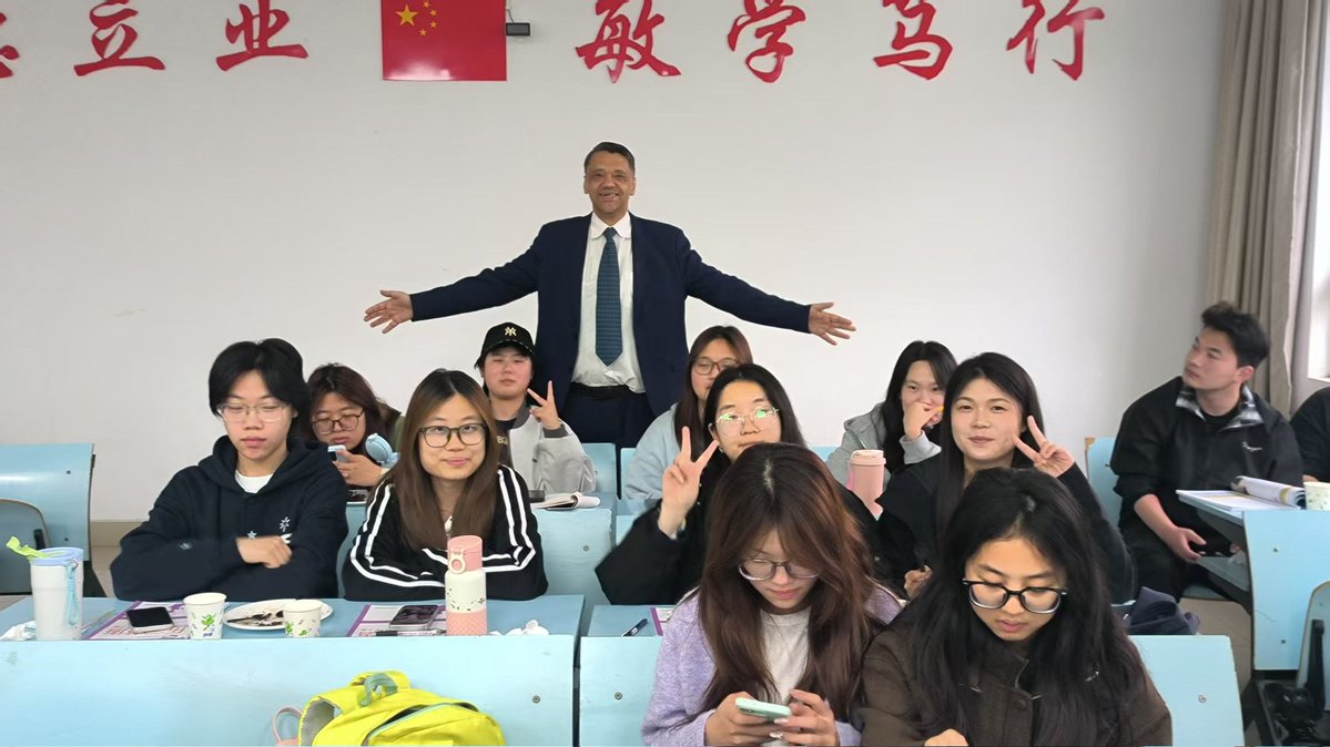 RamonJThomasMBA's tweet image. Today, on my #birthday, I treated my two classes to some #chocolatecake and #Rooibos tea, I also showed them standup comedy by @Trevornoah. This is my 2nd birthday in #Changzhou. I hope more #Chinesepeople will enjoy Rooibos tea, which is available online #Taobao #Pinduoduo etc.