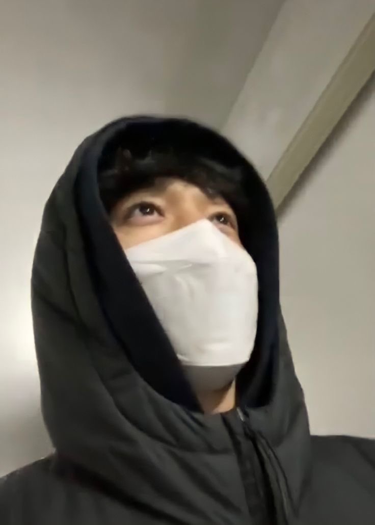 팍팍한 세상 성진이보면서 웃고 살아가는데
그런의미로다가 성진이가 산책 언제가는지 궁금함
그냥 보고싶어서