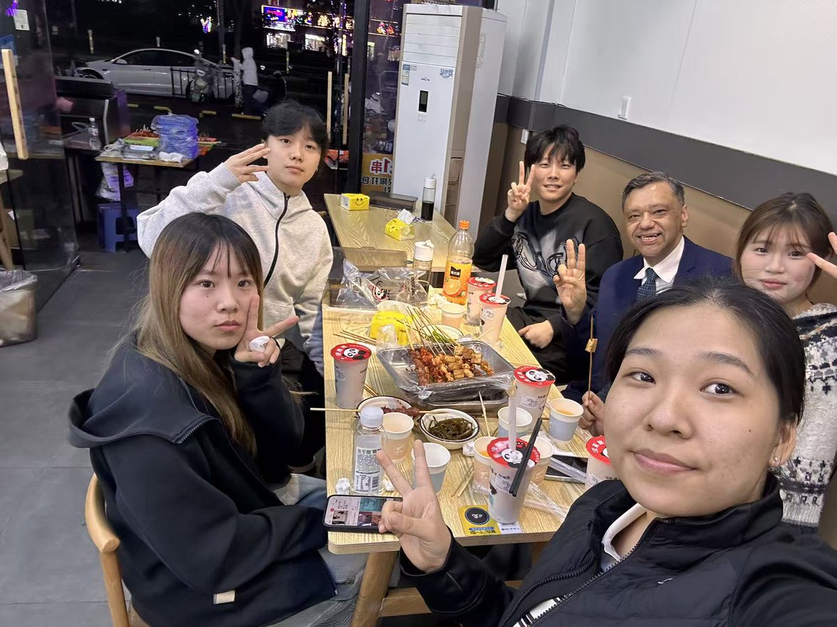 RamonJThomasMBA's tweet image. Today, on my #birthday, I treated my two classes to some #chocolatecake and #Rooibos tea, I also showed them standup comedy by @Trevornoah. This is my 2nd birthday in #Changzhou. I hope more #Chinesepeople will enjoy Rooibos tea, which is available online #Taobao #Pinduoduo etc.