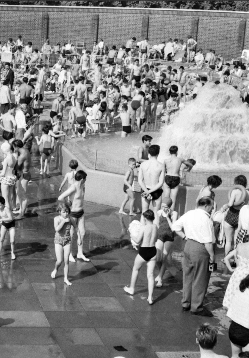 TwoPiesOneMash's tweet photo. Victoria Park Lido, 61 meter open air pool built in 1934, suffered damage in world war 2 and re opened, Sadly it was  demolished in 1990, but for many original East Enders the memories are still crystal clear
#OldLondon #heritage https://t.co/eCDjE6Dhav