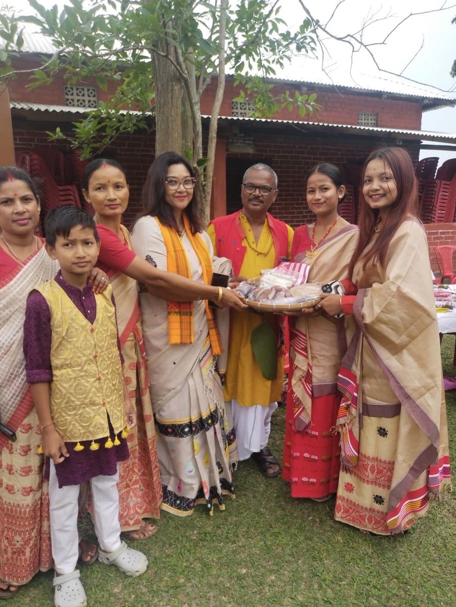 Mrinal_MLA's tweet image. #8PM #The Gift That Carries Stories

Some gifts aren’t bought. They’re passed down.
It looks simple, But it holds meaning.
The ones that say "you belong with us"
without using words.
#Tradition #MeaningfulGifts #Culture
#HandmadeWithLove

গল্প কঢ়িয়াই নিয়া উপহাৰ…
কিছুমান উপহাৰ