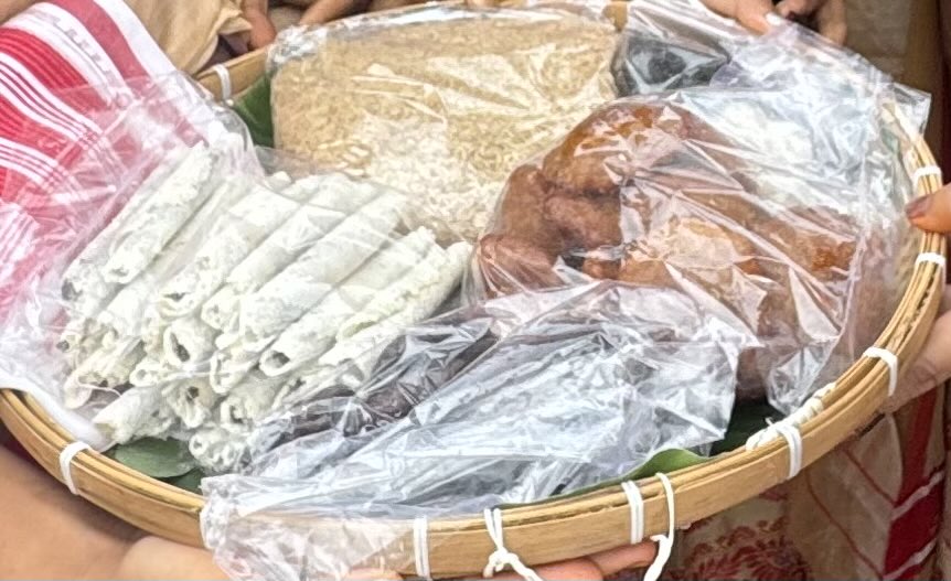 Mrinal_MLA's tweet image. #8PM #The Gift That Carries Stories

Some gifts aren’t bought. They’re passed down.
It looks simple, But it holds meaning.
The ones that say "you belong with us"
without using words.
#Tradition #MeaningfulGifts #Culture
#HandmadeWithLove

গল্প কঢ়িয়াই নিয়া উপহাৰ…
কিছুমান উপহাৰ