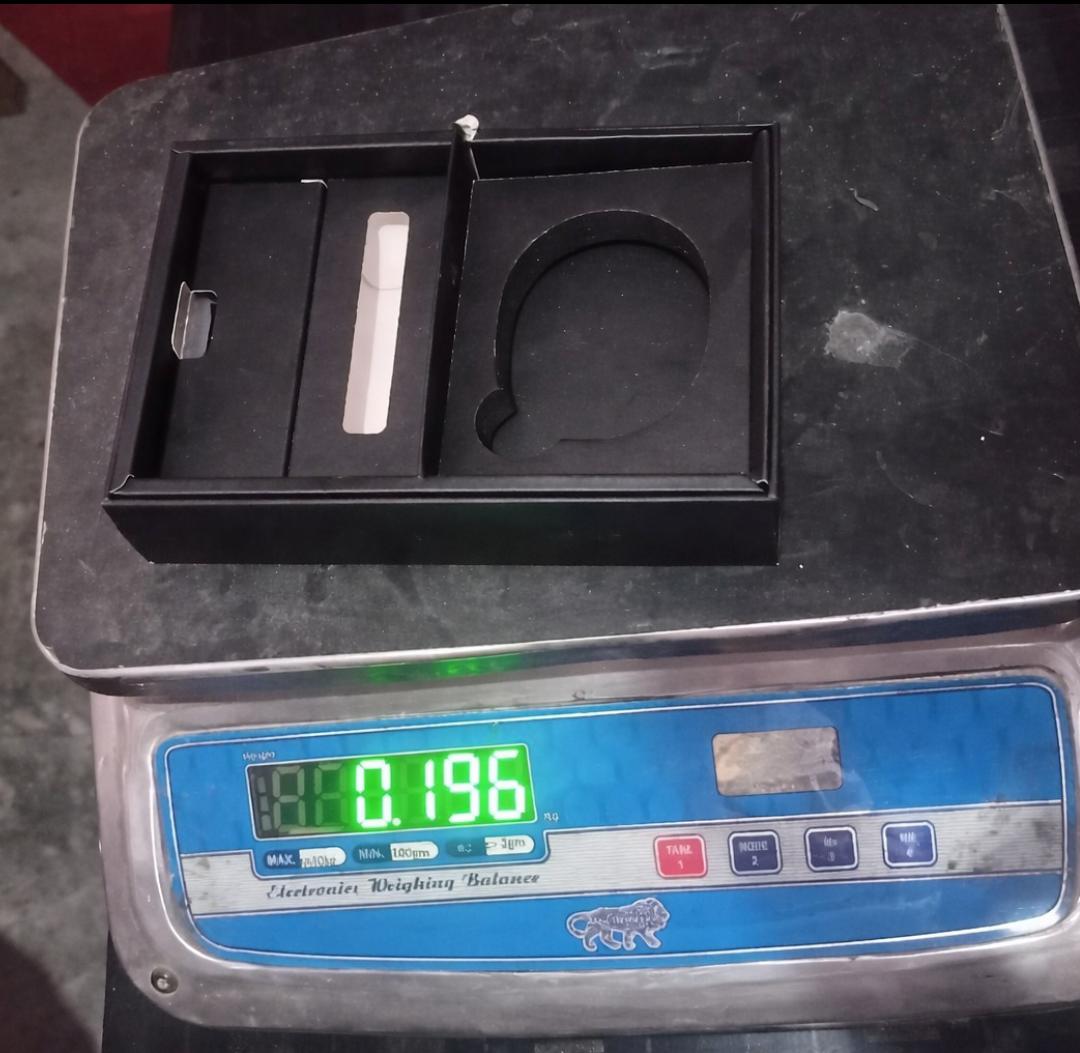 kumar_shub7998's tweet image. i have receive empty box .. empty box weight 196 gram .. not include brown box weight @RockWithboAt #bigscam #fraud Ticket id :-64589120