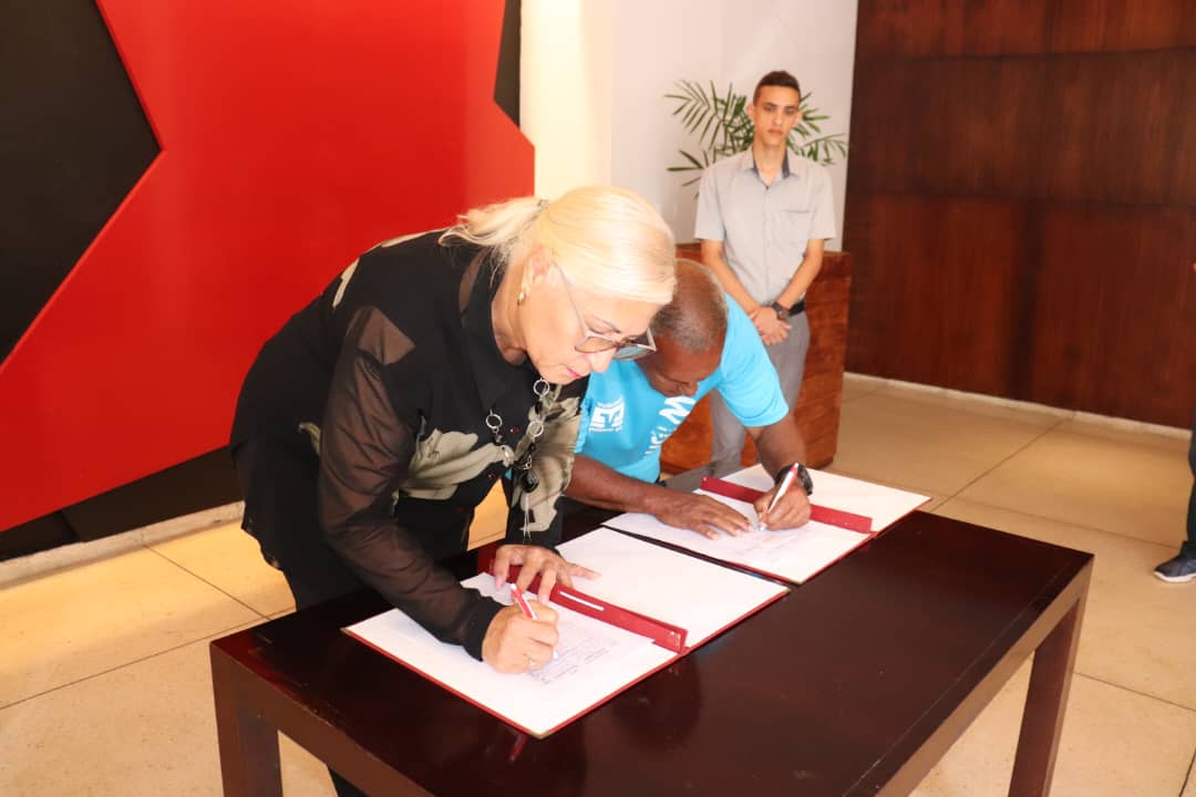 ✍️🇨🇺 | #Hoy, los trabajadores del <a href="/Minjus_Cuba/">Ministerio de Justicia de la República de Cuba</a> nos sumamos al movimiento popular #MiFirmaPorLaPatria. Con este gesto, reafirmamos la irrenunciable vocación de paz que distingue a la nación cubana.
“La Patria se defiende”. ✊🇨🇺🇨🇺

¡Viva el Socialismo Cubano!

#GirónEsHoy 🇨🇺