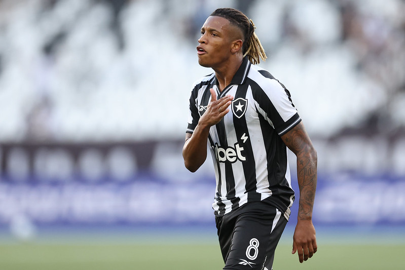 VOCÊ SABIA?? 🚨🚨

Esse é o jogador Danilo. Hoje craque da Seleção Brasileira e do Botafogo, eleito o melhor do mês de março do Campeonato Brasileiro, o jogador era botafoguense na sua infância.

Confira um registro dele com a camisa Gloriosa.  😍😍