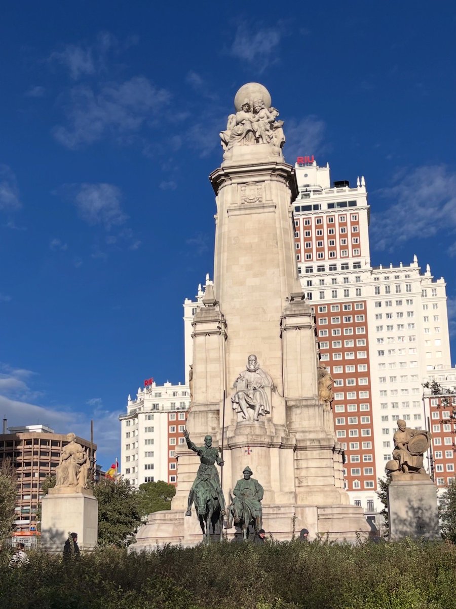 asil1ay's tweet image. Madrid; her köşesi ayrı bir hikaye, her meydanı ayrı bir hatıra."
• "Kalbimi Puerta del Sol’da bıraktım.
#madrid #puertadesol