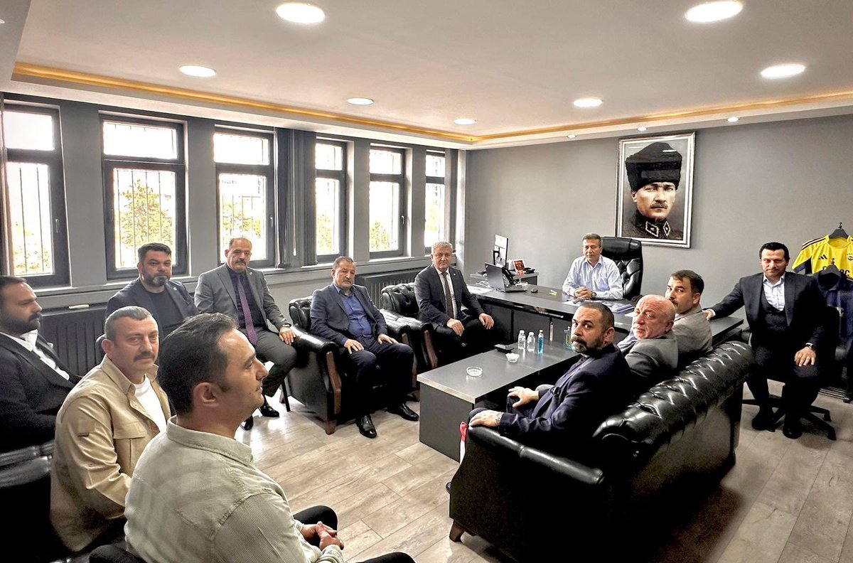 mhpMelikgazi's tweet photo. 🇹🇷 MHP MELIKGAZİ İLÇE BAŞKANLIĞI POLİS HAFTASI ZİYARETİ 🇹��
Milliyetçi Hareket Partisi Melikgazi İlçe Başkanımız Sayın Murat Titizbaş, Yönetim Kurulu Üyelerimiz ile birlikte, Polis Haftası münasebetiyle, Asayişten Sorumlu Kayseri İl Emniyet Müdür Yardımcımız Sayın Zafer Akpınar’ı makamında ziyaret ettik.
Ziyaretimizde, Melikgazi ilçemizde asayiş ile alakalı karşılıklı bilgi alışverişinde bulunulmuş, ilçemizin huzur ve güvenliği adına yapılan çalışmalar üzerine değerlendirmeler gerçekleştirilmiştir.
Milletimizin huzur ve güvenliği için gece gündüz demeden fedakârca görev yapan Türk Polis Teşkilatımızın Polis Haftası’nı kutlayarak, Sayın Müdürümüze görevlerinde başarılar diledik.
Devletimizin bekası, milletimizin huzuru için görev yapan tüm emniyet mensuplarımıza şükranlarımızı sunuyor, görevlerinde kolaylıklar diliyoruz.

@ismailozdemirrr 
@bakiersoymhp 
@enesertugrulk 
@mtitizbas