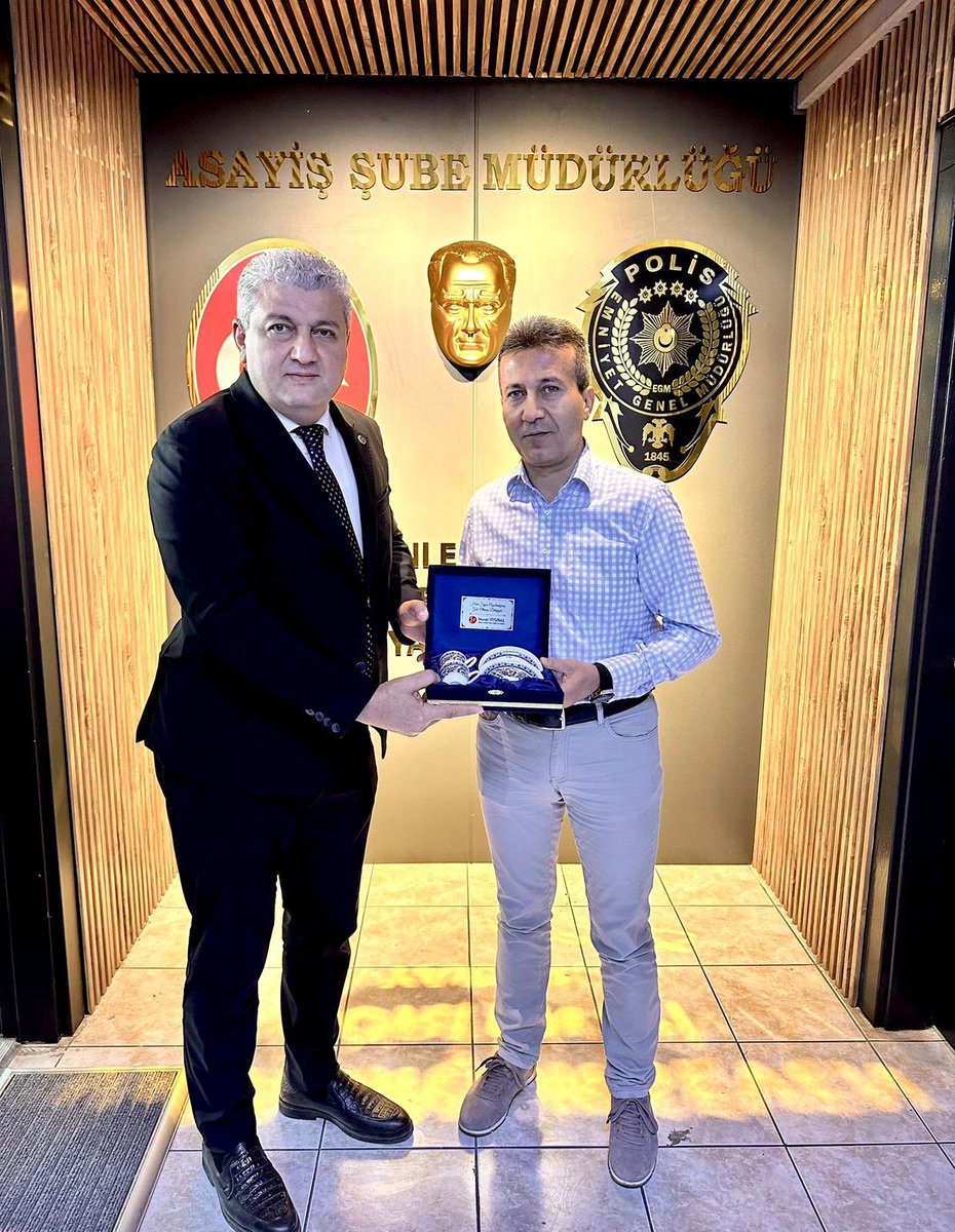 mhpMelikgazi's tweet photo. 🇹🇷 MHP MELIKGAZİ İLÇE BAŞKANLIĞI POLİS HAFTASI ZİYARETİ 🇹��
Milliyetçi Hareket Partisi Melikgazi İlçe Başkanımız Sayın Murat Titizbaş, Yönetim Kurulu Üyelerimiz ile birlikte, Polis Haftası münasebetiyle, Asayişten Sorumlu Kayseri İl Emniyet Müdür Yardımcımız Sayın Zafer Akpınar’ı makamında ziyaret ettik.
Ziyaretimizde, Melikgazi ilçemizde asayiş ile alakalı karşılıklı bilgi alışverişinde bulunulmuş, ilçemizin huzur ve güvenliği adına yapılan çalışmalar üzerine değerlendirmeler gerçekleştirilmiştir.
Milletimizin huzur ve güvenliği için gece gündüz demeden fedakârca görev yapan Türk Polis Teşkilatımızın Polis Haftası’nı kutlayarak, Sayın Müdürümüze görevlerinde başarılar diledik.
Devletimizin bekası, milletimizin huzuru için görev yapan tüm emniyet mensuplarımıza şükranlarımızı sunuyor, görevlerinde kolaylıklar diliyoruz.

@ismailozdemirrr 
@bakiersoymhp 
@enesertugrulk 
@mtitizbas