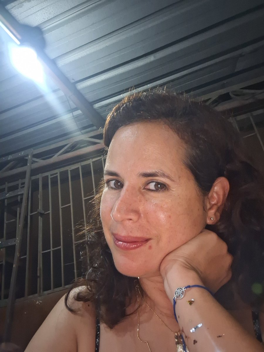 Moni_Rojas1's tweet photo. Han pasado muchos años desde la última vez que escribí.... me divorcié, me enamoré en plena pandemia (xhingamos hasta que nos enamoramos jajaja), vencí al cáncer, me operaron 3 veces (y no.fueron de tuneo), me volví a casar, me fui a Chile (2 veces), y ahora estoy estudiando Ing https://t.co/Ni6ZYVhrAx