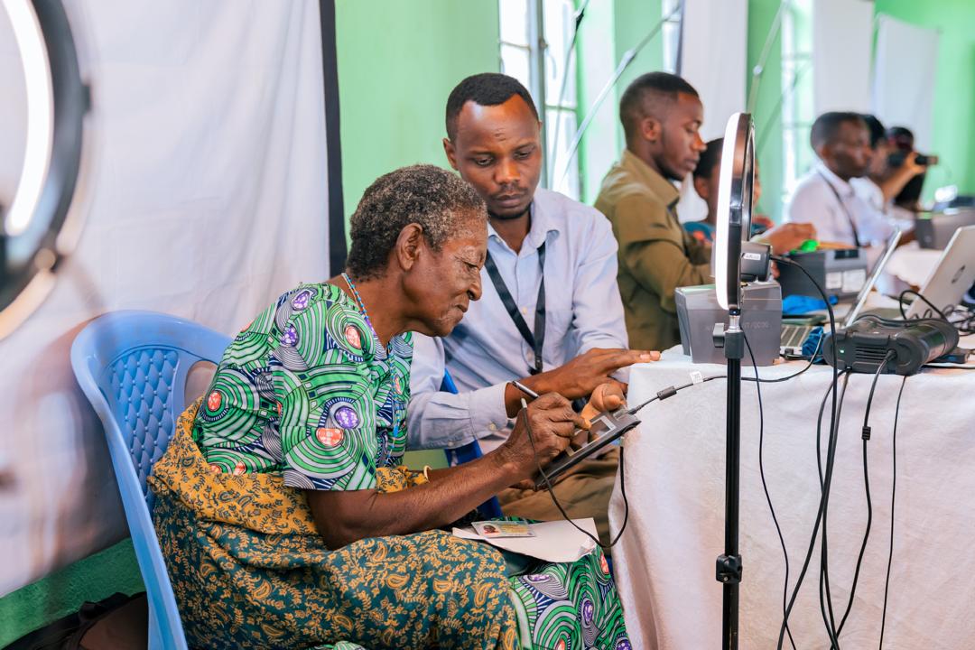 RwandaEast's tweet photo. Guverineri w'Intara @PudenceR ari kumwe n'Umuyobozi Mukuru wa @NidaRwanda, Mukesha Josephine n'Ubuyobozi bw'Akarere ka Bugesera batangirije ku mugaragaro iki gikorwa mu Murenge wa Mwogo mu Kagari ka Bitaba. #eNdangamuntu https://t.co/0PiOwNZMKb