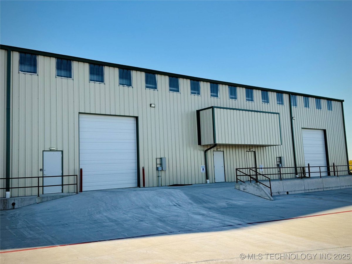 JonRealtorOK's tweet photo. 19901 Highway 51 HWY, Unit B2, Broken Arrow, OK 74014 offers 10,000 sqft of Light Industrial space. Perfect for logistics, inventory, light manufacturing, &amp; more! 
Take a look at this awesome space: https://t.co/hhqBc0v41F https://t.co/fcxyzSRoPb