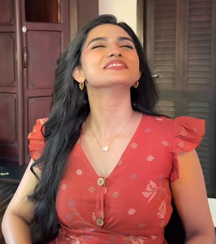 GetsCinema's tweet image. #MamithaBaiju - HER SMILE IS ALWAYS PRECIOUS - Waiting to see her in #Telugu Film.