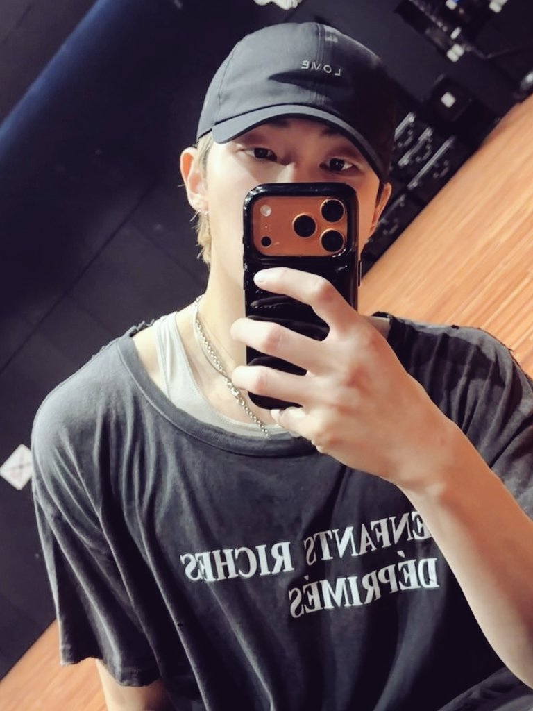 dolliekive's tweet photo. love when his bra strap shows 𖹭 https://t.co/bCXcOXqiW4