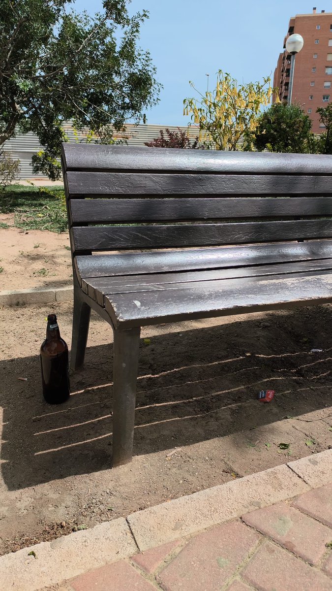 Madresenfu's tweet photo. El parque perfecto para pasear con peques… Suciedad, desperdicios y hasta litronas. Estamos harta de recoger la basura que no nos corresponde.

Parque Sutullena. https://t.co/AtuEjzP2Vi
