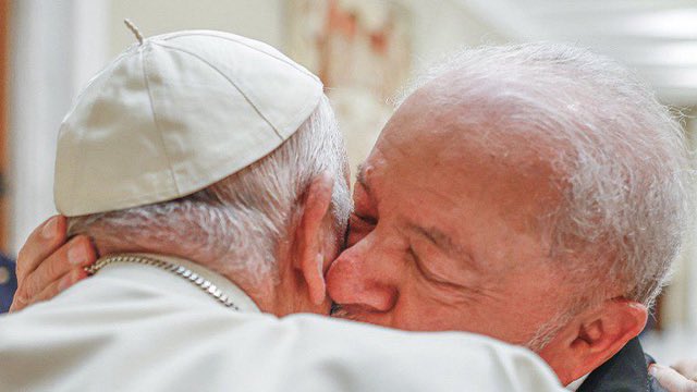 Há um ano, o saudoso Papa Francisco deixava esse mundo após uma vida dedicada a propagar os ensinamentos de Cristo. Uma vida dedicada à paz, à caridade e à solidariedade entre os povos. Hoje, nos recordamos deste bondoso amigo da humanidade com um trecho da oração a São