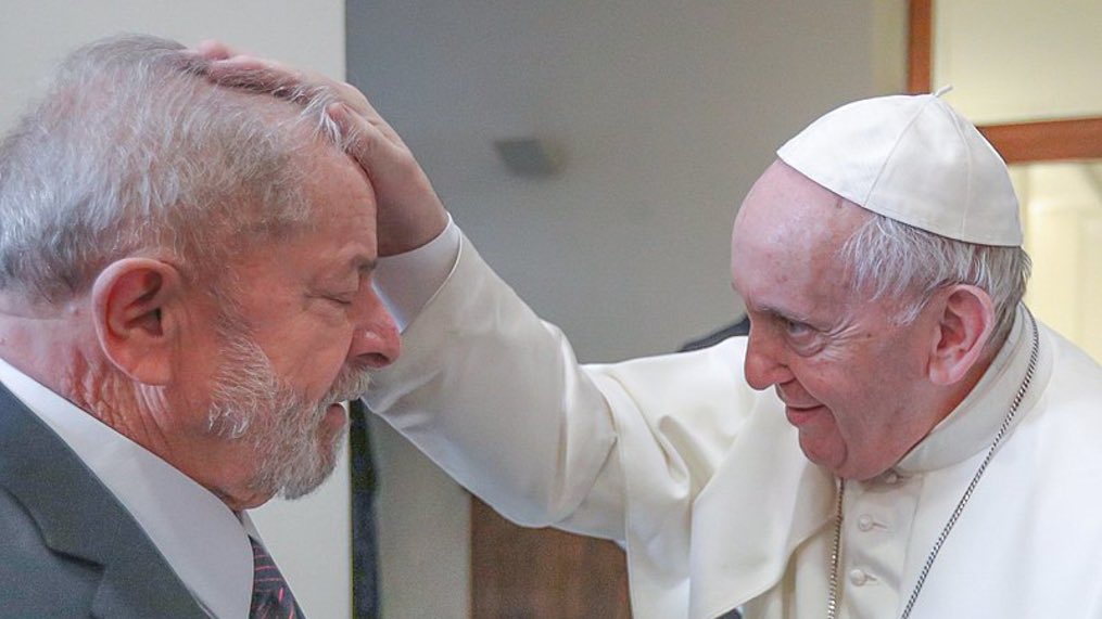 ptbrasil's tweet photo. Há um ano, o saudoso Papa Francisco deixava esse mundo após uma vida dedicada a propagar os ensinamentos de Cristo. Uma vida dedicada à paz, à caridade e à solidariedade entre os povos. Hoje, nos recordamos deste bondoso amigo da humanidade com um trecho da oração a São Francisco. 

“Senhor,
Fazei de mim um instrumento de vossa Paz.
Onde houver ódio, que eu leve o amor,
Onde houver ofensa, que eu leve o perdão.
Onde houver discórdia, que eu leve a união. 
Onde houver dúvida, que eu leve a Fé.
Onde houver erro, que eu leve a verdade.
Onde houver desespero, que eu leve a esperança.
Onde houver tristeza, que eu leve a alegria.
Onde houver trevas, que eu leve a Luz! Amém!”

📷 @ricardostuckert