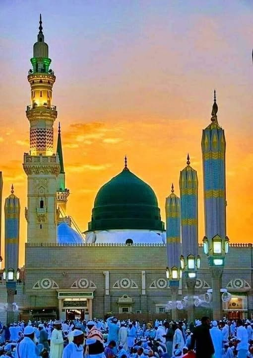 MariaBalochPK's tweet photo. میں نے پوچھا:
بابا جی یہ تو بتائیں کہ مکّہ زیادہ افضل ہے یا مدینہ؟
بابا جی نے کہا:
پُتّر اپنا بٹوہ نکال۔
میں نے اپنا بٹوہ نِکالا اور بابا جی کے سامنے رکھ دیا۔
بابا جی نے میرے بٹوے کی طرف دیکھا اور کہا:
پُتّر فرض کر لے کہ تیرے اس بٹوے کی قیمت پانچ روپیہ ہے۔
اس میں اگر تو ایک لاکھ روپیہ کا ہیرا جڑ دے تو پِھر اس کی قیمت بڑھ جائے گی اور بجائے پانچ روپے کے ایک لاکھ ہو جائے گی۔ اور پھر اگر بٹوے کے اندر پانچ پانچ ہزار کے بیس نوٹ رکھ لے تو تیرے بٹوے کی مالیت ایک لاکھ سے بڑھ کے دو لاکھ ہو جائے گی۔
پُتّر یاد رکھ۔۔۔ اللّہ تعالیٰ کے خزانوں میں سب سے زیادہ قیمتی وجود حضور سرورِ عالم صلی اللّہ علیہ وآلہ وسلم کا ہے۔حضور نبی اکرم صلی اللّہ علیہ وآلہ وسلم اگر زمین پر ہوں تو زمین آسمان سے افضل اور اگر حضور نبی اکرم صلی اللّہ علیہ وآلہ وسلم آسمان پر ہوں تو آسمان زمین سے افضل۔اسی اصول کی بِناء پر حضور نبی اکرم صلی اللّہ علیہ وآلہ وسلم اگر مکّہ میں ہوں تو مدینہ سے مکّہ افضل اور اگر حضور نبی اکرم صلی اللّہ علیہ وآلہ وسلم مدینہ میں ہوں تو مدینہ مکّہ سے افضل۔فضیلت کا موجب حضور نبی اکرم صلی اللّہ علیہ وآلہ وسلم کا وجودِ باجود ہے۔حضور نبی اکرم صلی اللّہ علیہ وآلہ وسلم مکّہ میں تھے تو خدائے تعالیٰ نے مکّہ معظمہ کی قسم یاد فرمائی اور فرمایا:
لَآ اُقْسِمُ بِـهٰذَا الْبَلَدِ۔ اس شہر ( مکّہ ) کی قسم ہے۔ (سورۃ البلد،آیت:۱ )
کیوں؟ کیا اس لیے کہ اُس میں اُس کا گھر ( کعبہ ) ہے؟ نہیں! کیا اس لیے کہ اس میں صفا مروہ کی پہاڑیاں ہیں؟ نہیں! کیا اس لیے کہ اُس میں چاہ زم زم ہے؟ نہیں! تو پِھر خدا نے اس شہر کی قسم کیوں یاد فرمائی؟ اللّہ تعالیٰ نے فرمایا: وَاَنْتَ حِلٌّ بِـهٰذَا الْبَلَدِ۔ اے محبوب! تم اس میں تشریف فرما ہو۔
( سورۃ البلد،آیت:۲ )
اللهم صل علی محمد و آلہ محمد