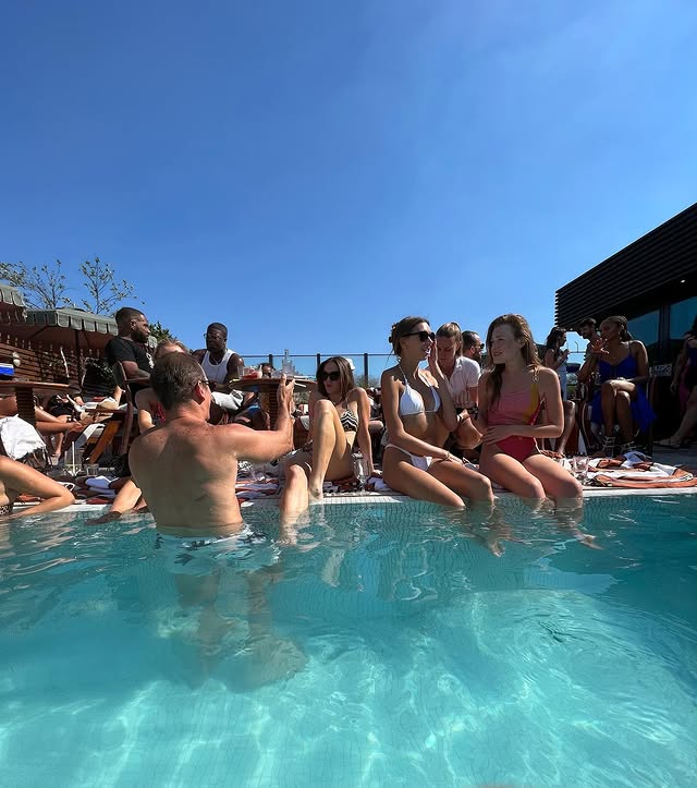 Helen_Koch2's tweet image. The absolute best thing is just hanging out in the pool with friends and chatting away! ~ #PoolParty #FriendsGathering