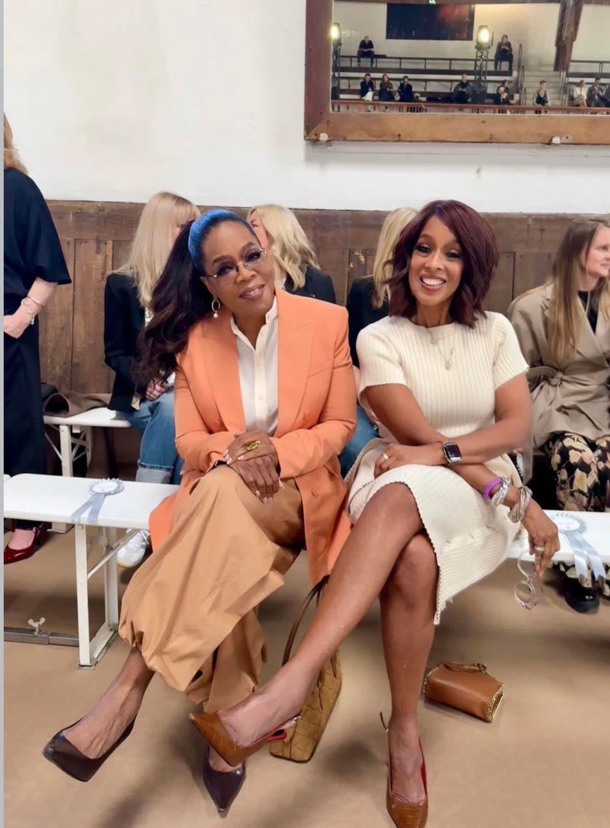 freakoutsideofx's tweet image. For yrs, ppl have questioned Oprah &amp;amp; Gayle King's BFFship. But why is it so hard to believe 2 women can just be close pals &amp;amp; nothing more? 

Is it bc deep friendships like that are rare… or bc ppl aren't used to seeing loyalty last so long?