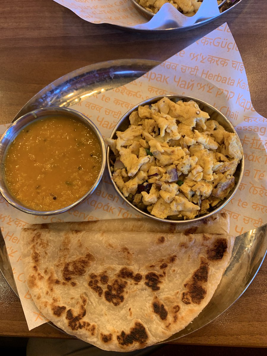 BorisJodar's tweet photo. Desayuno en Karak Chai (Kingsbury, Londres Noroeste). Huevos revueltos con daal y masala beans, acompañados con paratha. Aloo Puri (unas frituras de patata) y Karachi Bun Kebab (tortilla masala con carne de carnero y chutney verde). https://t.co/LuIHnI84DA