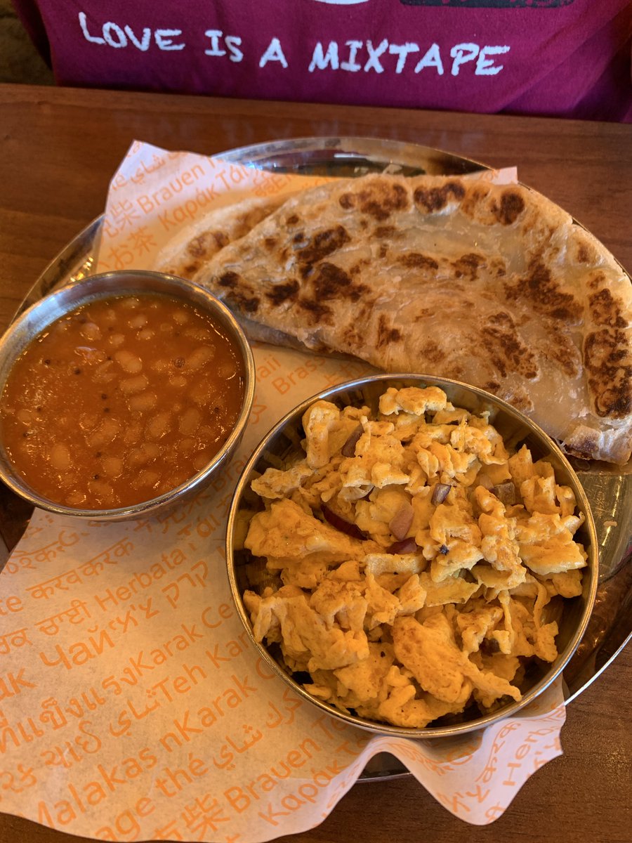 BorisJodar's tweet photo. Desayuno en Karak Chai (Kingsbury, Londres Noroeste). Huevos revueltos con daal y masala beans, acompañados con paratha. Aloo Puri (unas frituras de patata) y Karachi Bun Kebab (tortilla masala con carne de carnero y chutney verde). https://t.co/LuIHnI84DA