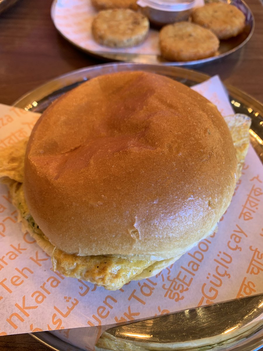 BorisJodar's tweet photo. Desayuno en Karak Chai (Kingsbury, Londres Noroeste). Huevos revueltos con daal y masala beans, acompañados con paratha. Aloo Puri (unas frituras de patata) y Karachi Bun Kebab (tortilla masala con carne de carnero y chutney verde). https://t.co/LuIHnI84DA