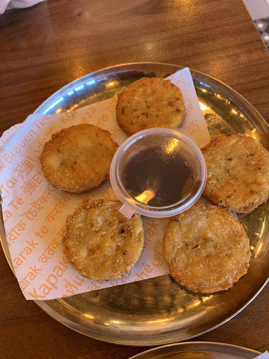 BorisJodar's tweet photo. Desayuno en Karak Chai (Kingsbury, Londres Noroeste). Huevos revueltos con daal y masala beans, acompañados con paratha. Aloo Puri (unas frituras de patata) y Karachi Bun Kebab (tortilla masala con carne de carnero y chutney verde). https://t.co/LuIHnI84DA