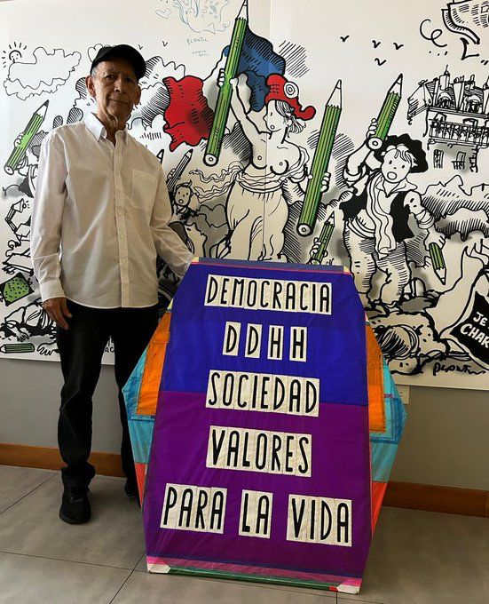El Centro de Estudios Políticos y de Gobierno de la UCAB acaba de entregarle el Premio Valores Democráticos “Francisco José Virtuoso” a Rafael Araujo, nuestro señor del papagayo.

Un merecidísimo reconocimiento a un ícono de la lucha pacífica de los venezolanos por recuperar