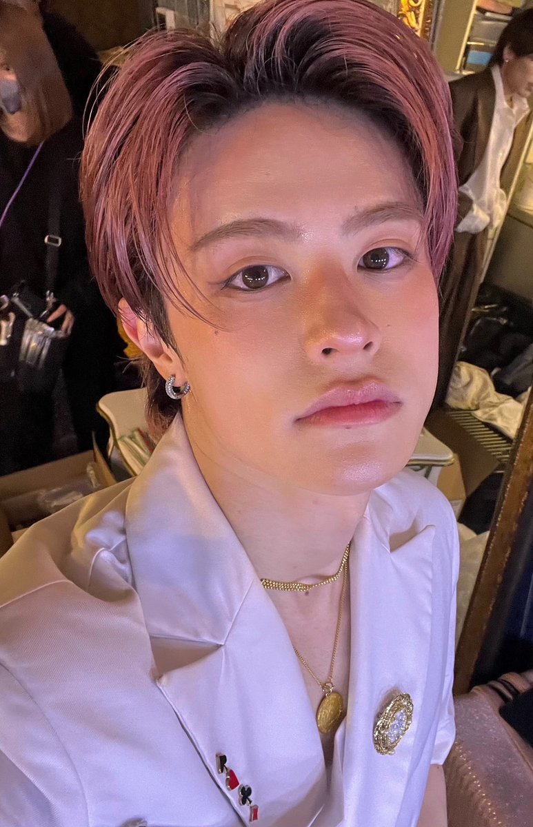 seven_deuce_OA's tweet photo. MV撮影日のJuniです📸

テレビで先行公開された部分では、
いつもの衣装だけでなく、見たことない衣装もありましたよね？
Juni ver.ももちろんあります🤵‍♂️

5/12に向かっていくリリイベももちろん、
1日のMV公開も楽しみにしてみてくださいね☺︎

#SevenDeuce #セブデュ #Juni https://t.co/3B961tPQdb