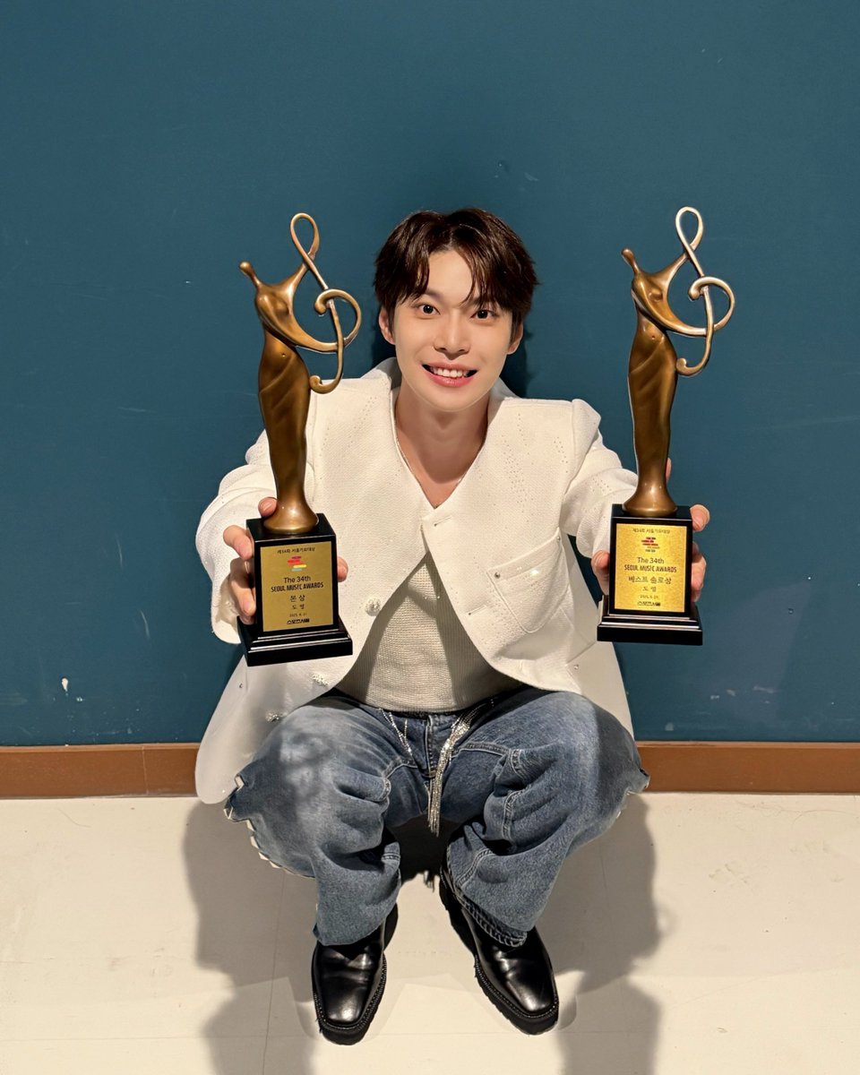 a Bonsang and a Best Solo Award at the 34th Seoul Music Awards last year, which was just a year into his solo career 🎉🎉🎉 honestly can't wait to witness Doyoung receive more awards he deserves! 

#도영이와_피워낸_새봄의_2주년
#SoloistDOYOUNG2Years