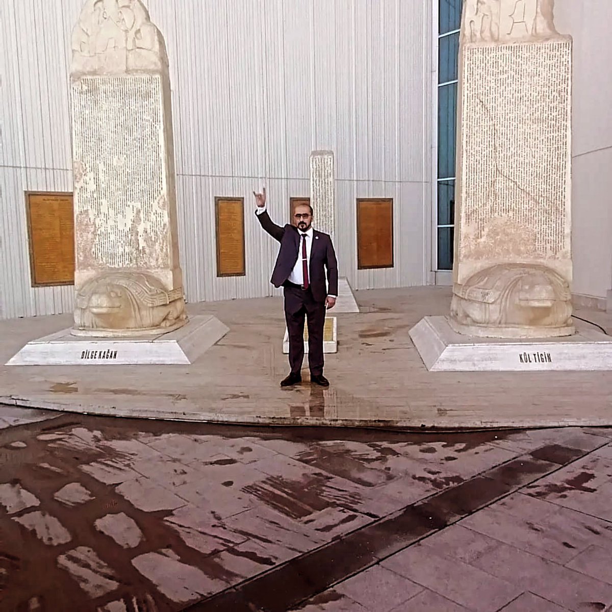 Biz bu davaya makam için değil, sadakatle bağlıyız. Zor günde omuz verdik, gerektiğinde geri durduk; ama asla sırt dönmedik, dönmeyiz.
Bu dava, zor zamanda yanında duranların omuzlarında yükselir. Safımız nettir: Bırakmayanlar bu yolun gerçek sahipleridir.
#ResulKılıç #Suşehri