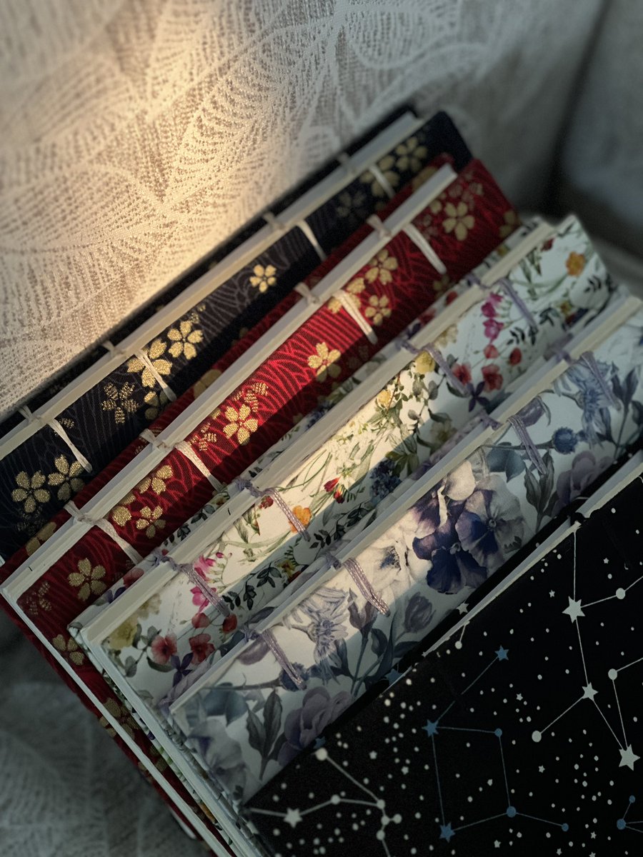 magnolique59's tweet photo. ไม่ได้เป็นเจ้าของร้าน แต่อยากมาช่วยโปรโมตสายผลิต สมุดทำมือร้าน Pepper’s Papers เย็บมือทุกเล่ม ปกแข็งหุ้มผ้า พกไปจดนอกบ้านสะดวก กางได้สุดด้วย คัสตอมลายผ้า สีเชือก ไซส์ ชนิดกระดาษได้ มีทั้งกระดาษปกติทั้งกระดาษสีน้ำเลย ✨ น่ารักมาก ๆ โดยเฉพาะผ้าลายญี่ปุ่น ๆ  

#reviewpepperspapers https://t.co/1PQ8WcQgT2