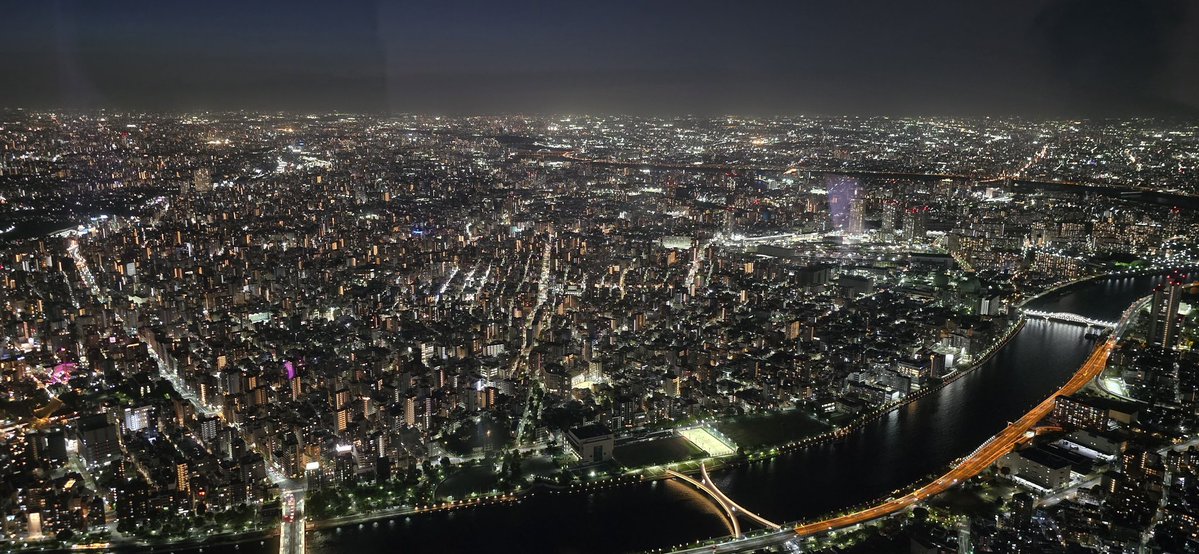 Demain on part du Japon 🇯🇵, on rentre à la maison 😢
Nous passons cette soirée dans le quartier Asakusa avec un passage par le Tokyo Skytree, où on peut monter jusqu'à 451,20m, en intérieur. 
De quoi voir Tokyo de nuit et de très, très haut 😲