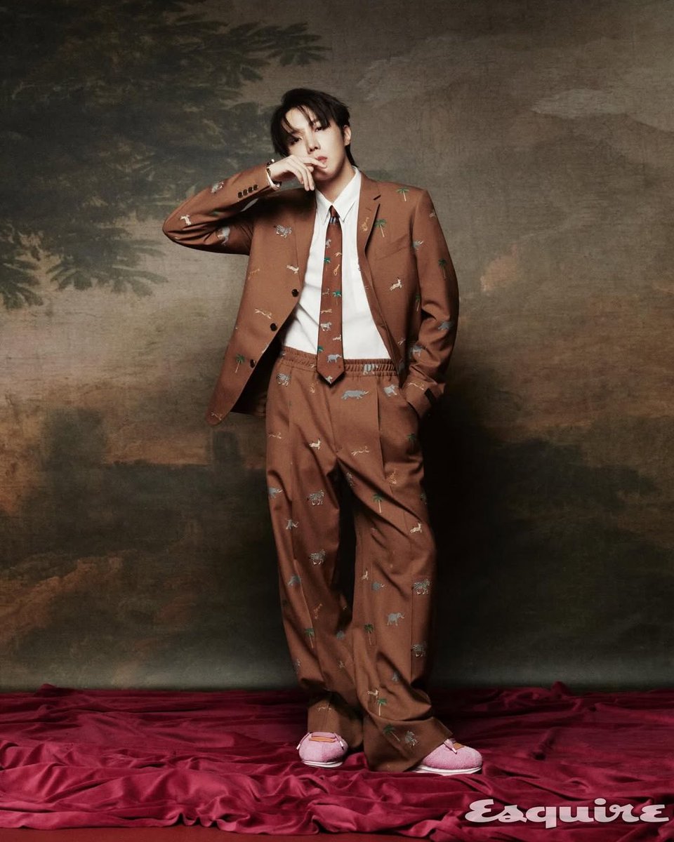 jhopenews's tweet image. 📸| j-hope é a capa de maio da revista Esquire Korea

J-HOPE X ESQUIRE COVER
J-HOPE X LOUIS VUITTON
#jhope #제이홉 #LouisVuitton #jhopeLVButtersoft
#에스콰이어 #에스콰이어5월호 ✨