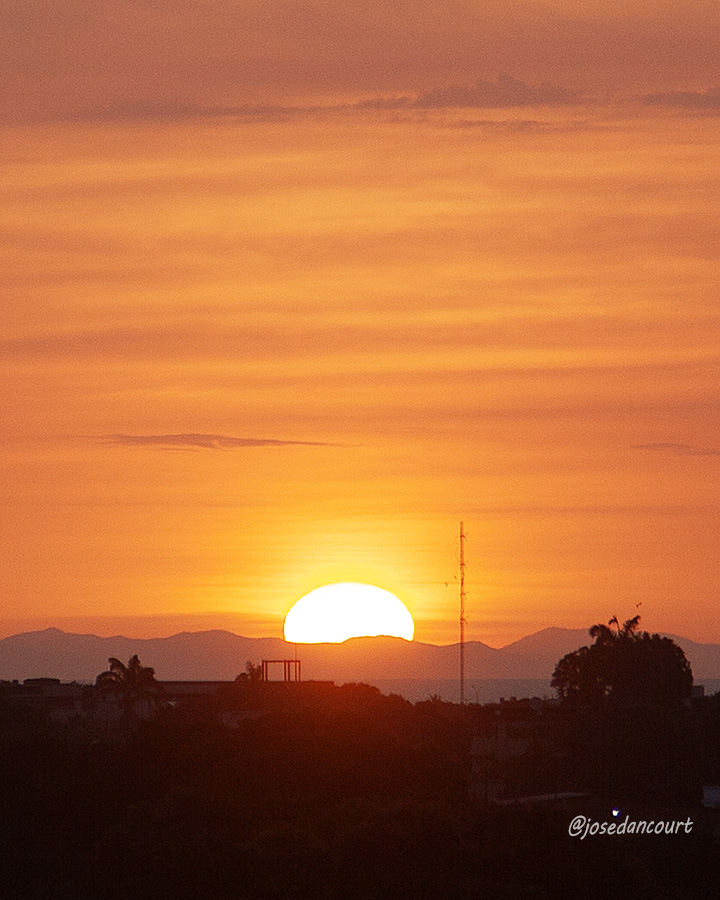 josedancourt's tweet image. Sale un sol impetuoso al amanecer de este martes.

#Sunrise #Sun #Color #Cumana #relax  

#CursoFotografiaTwitter
Gratuito
Autoestudio
Acceso en post fijado en mi perfil X