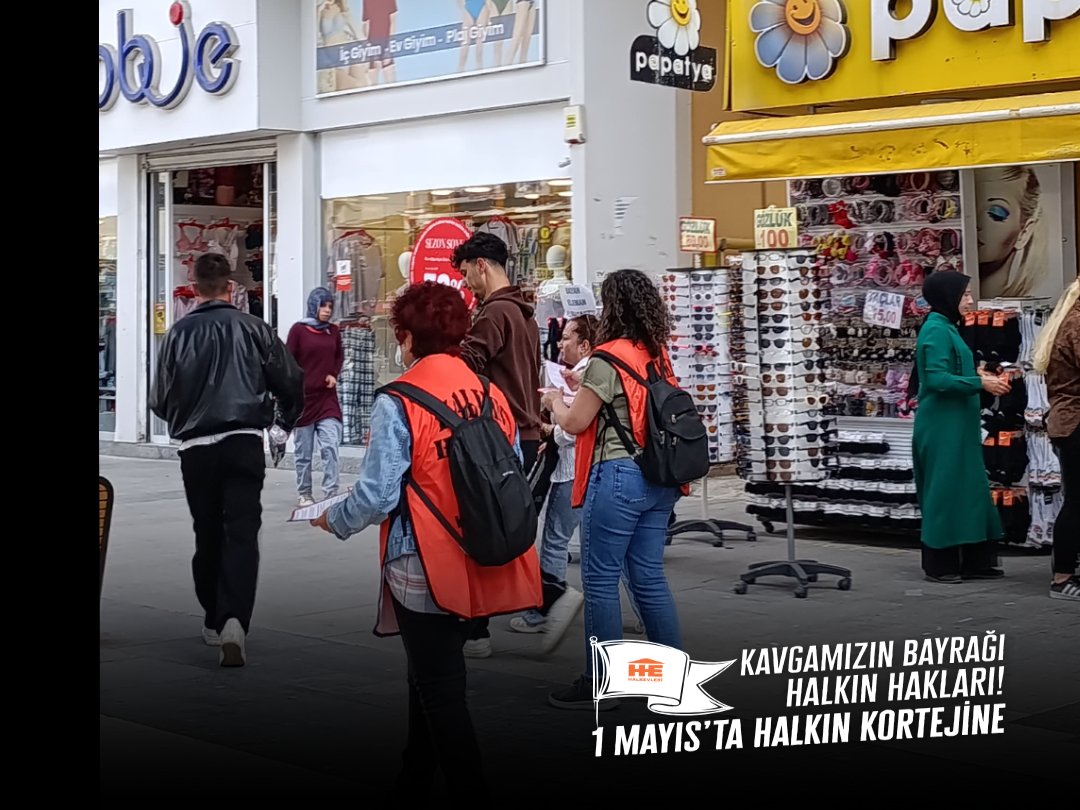 tarsus_halkevi's tweet photo. Yarenlik Alanında 1 Mayıs bildirilerimizi dağıttık. 

Yoksulluğa, katliamlara, emperyalizme ve Saray'a karşı 1 Mayıs'ta sokaktayız!

📍Kleopatra Kapısı
🕑 14.30 https://t.co/VgtkMLx9dt