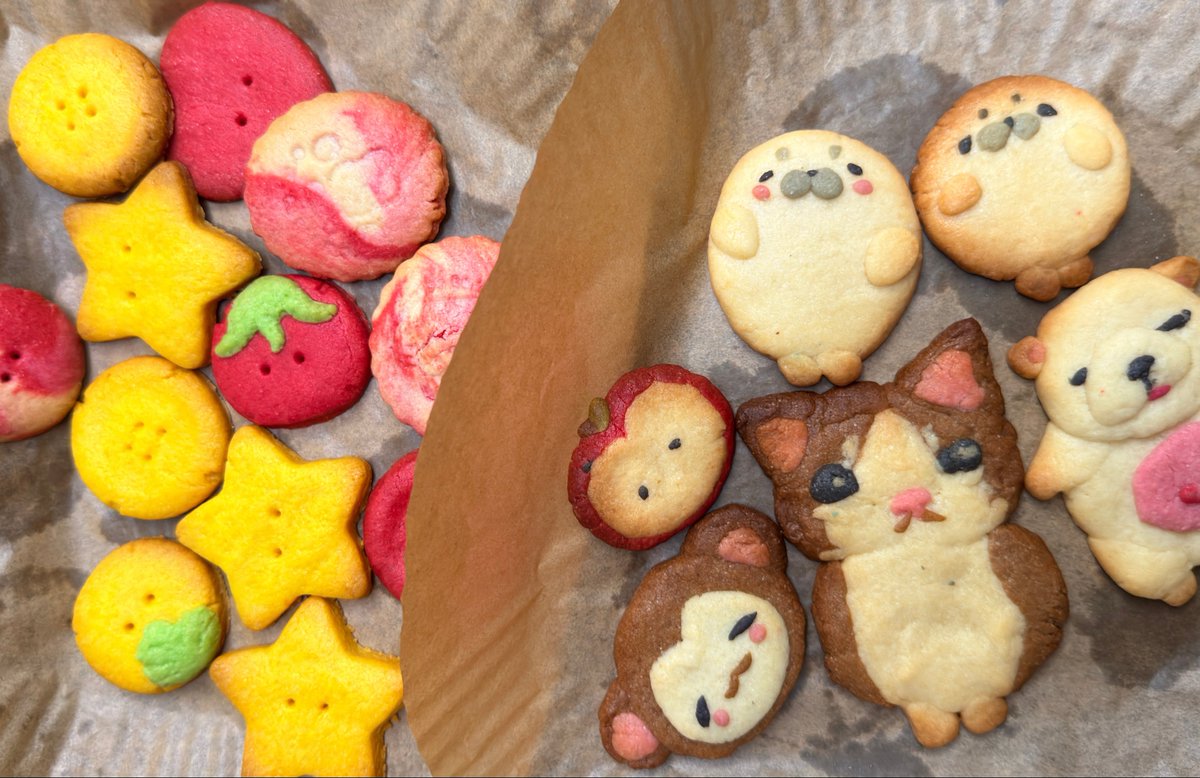 shoi made button cookies also they were very yummy ☝🏼😋
