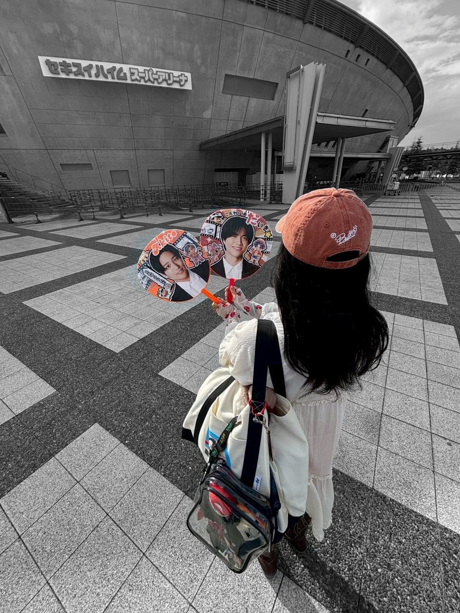___pisu___kr's tweet photo. 無事、宮城にデコったうちわ持っていけました❤️🧡唯一無二なうちわにしたくて、ぴすカラー全開。名付けて「これでいいのだ！」
2公演入って、どちらも近くて鼻血もんでした👃🩸次は新潟。楽しみに色々乗り切ります！！！ https://t.co/kxu91JnTBP