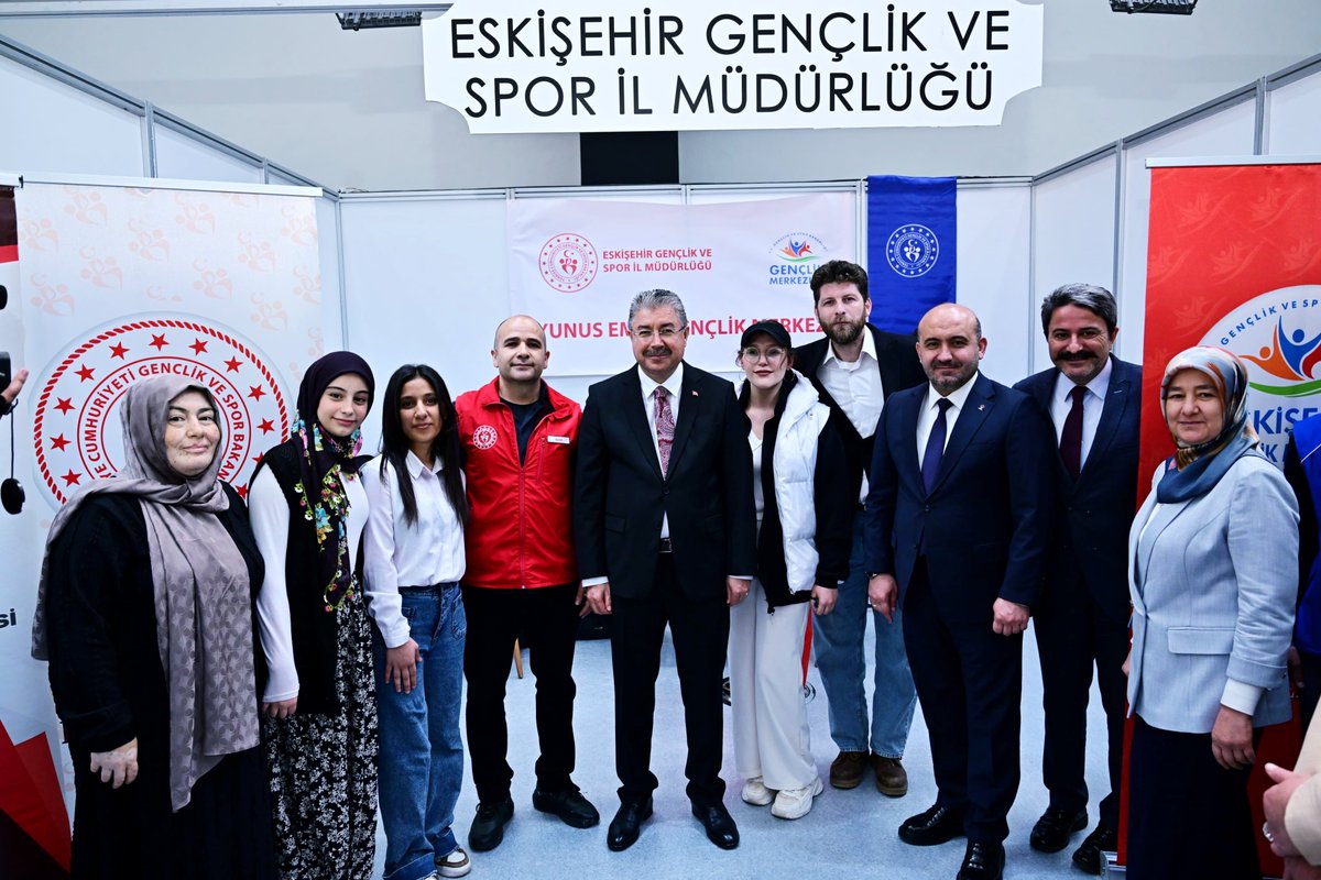 GurhanAlbayrak's tweet photo. Eskişehir’imizin üretim gücü, gençlerimizin enerjisiyle buluşuyor ✨

Valimiz Sayın Dr. Erdinç Yılmaz ve kıymetli hazirûnla birlikte METİF 2026: Mesleki ve Teknik Eğitim İstihdam Fuarı’nın açılış programına katıldık. 
 
Havacılık, raylı sistemler ve savunma sanayii gibi stratejik alanlarda "nitelikli insan kaynağı" en büyük gücümüz.  
 
Gençlerimizi hemen her sektörde istihdamla buluşturan bu anlamlı organizasyonda emeği geçen tüm paydaşlarımızı kutluyorum.