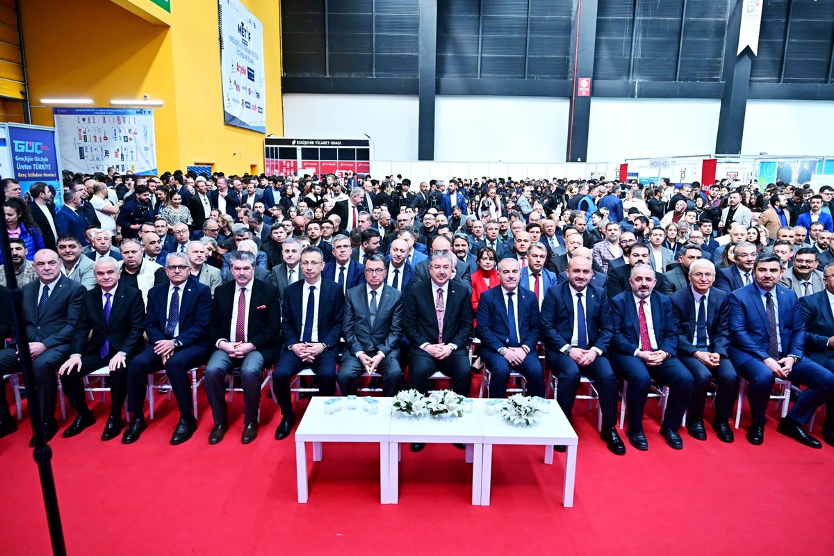 GurhanAlbayrak's tweet photo. Eskişehir’imizin üretim gücü, gençlerimizin enerjisiyle buluşuyor ✨

Valimiz Sayın Dr. Erdinç Yılmaz ve kıymetli hazirûnla birlikte METİF 2026: Mesleki ve Teknik Eğitim İstihdam Fuarı’nın açılış programına katıldık. 
 
Havacılık, raylı sistemler ve savunma sanayii gibi stratejik alanlarda "nitelikli insan kaynağı" en büyük gücümüz.  
 
Gençlerimizi hemen her sektörde istihdamla buluşturan bu anlamlı organizasyonda emeği geçen tüm paydaşlarımızı kutluyorum.