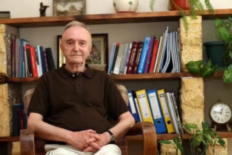 Fparrhesia's tweet photo. "Sorumluluk denince çoğu insanın aklına, ailesi, çalıştığı kurum ve dostlarına karşı «görevleri» gelir, ama kişinin kendisine karşı görevi olan «iyi yaşama sorumluluğu»ndan pek söz edilmez." 

Engin Geçtan | İnsan Olmak https://t.co/X4n2MWNPTl