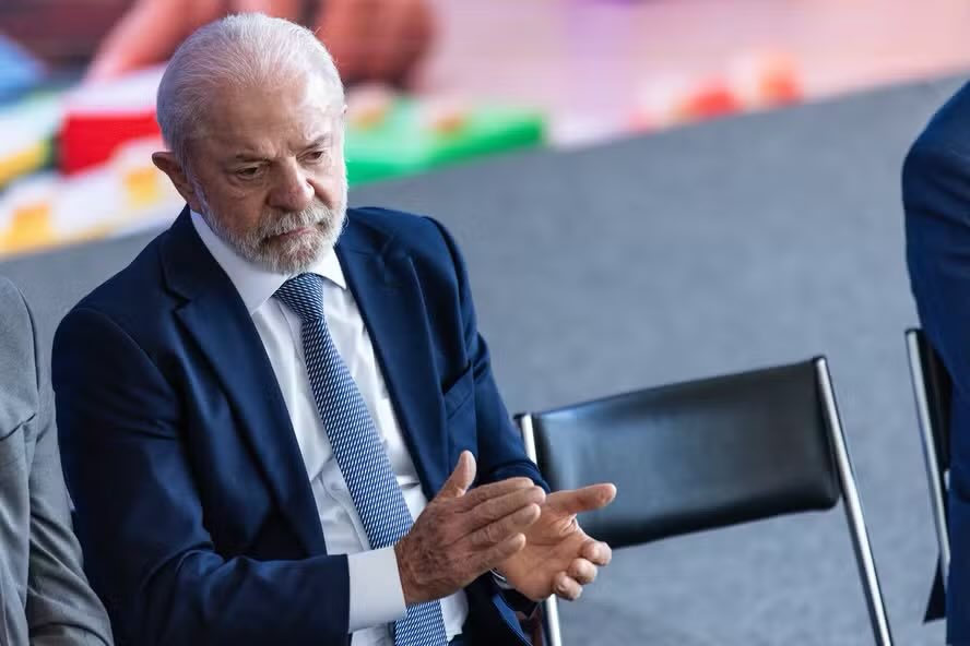 Qual é a sua opinião sobre o atual governo do Lula? 

Em minha opinião, uma negação!