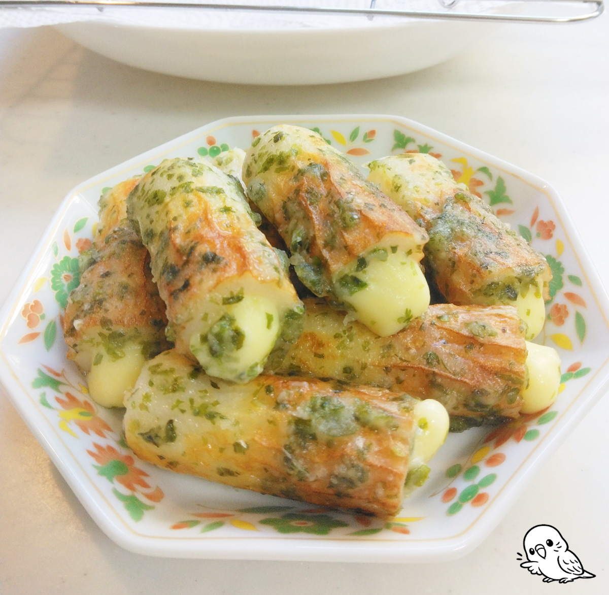 ice_hide_'s tweet photo. チーズを詰めて青のり衣をまぶし
フライパンでカリッと焼き上げるだけ。
まるで磯辺揚げです！
これ、めちゃくちゃおいしいです。
お弁当にもおすすめですよー。
#ちくわ　#磯辺揚げ https://t.co/Rz4UGFgSNz