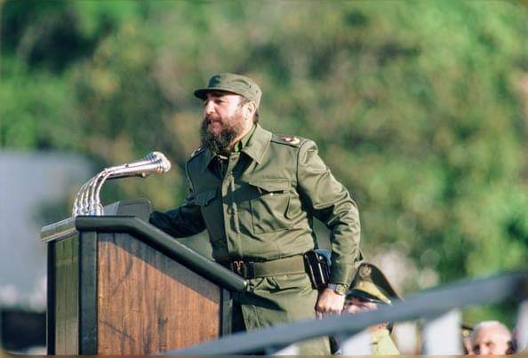 "Y como la rendición no cabe, como el retroceso no cabe, como frente al imperialismo no cabe ponerse de rodillas, solo cabe ponerse de pie, solo cabe permanecer firmes". #FidelPorSiempre