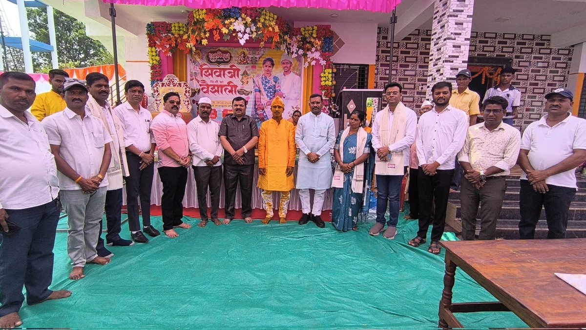 drhemantsavara's tweet image. मोखाडा तालुक्यातील सातुर्ली ग्रामपंचायतचे सरपंच श्री. सुरेश वांगड यांच्या परिवारातील चि. शिवाजी यांच्या हळदी समारंभास उपस्थित राहण्याचा योग आला.

वधू-वरांना पुढील वैवाहिक आयुष्यासाठी शुभाशिर्वाद दिले..

📍 सातुर्ली, ता. मोखाडा

#HaldiCeremony #WeddingVibes #Tradition