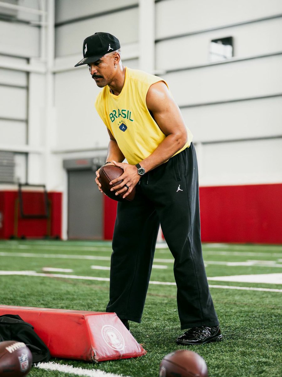 Jalen Hurts 📸

The Brazil sleeveless tee and the moustache 😮‍💨