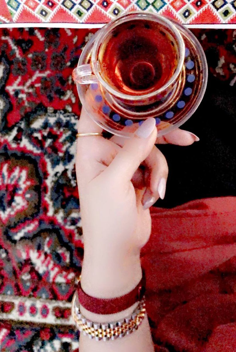 مساء الخير عموماً : 
ما يشدّ ظهرك إلّا عمودك الفقري
 أي شيء آخر مجرد تشبيهات بلاغية مُبتذله🦌🍂