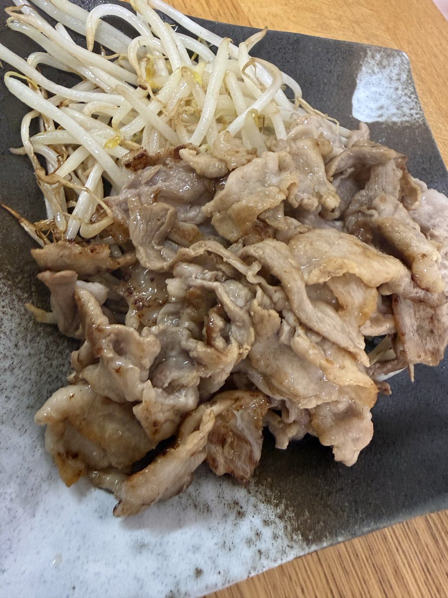 rDUyUqSvw210416's tweet image. 火曜日始めます〜🍺
オモウマ観ながら〜📺
肉を頬張ってやる〜🍖
#X晩酌部 #おうちごはん　#乾杯　#肉